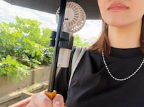 手がふさがってハンディファンが使えない問題を解決！セリアの110円「折りたたみ傘用ホルダー」が想像以上に優秀だった