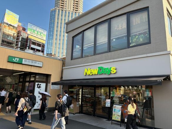 駅コンビニでの“ちょい飲み”がコスパ最強すぎた！ 生ビールサーバーに充実おつまみ「もう居酒屋には戻れない」