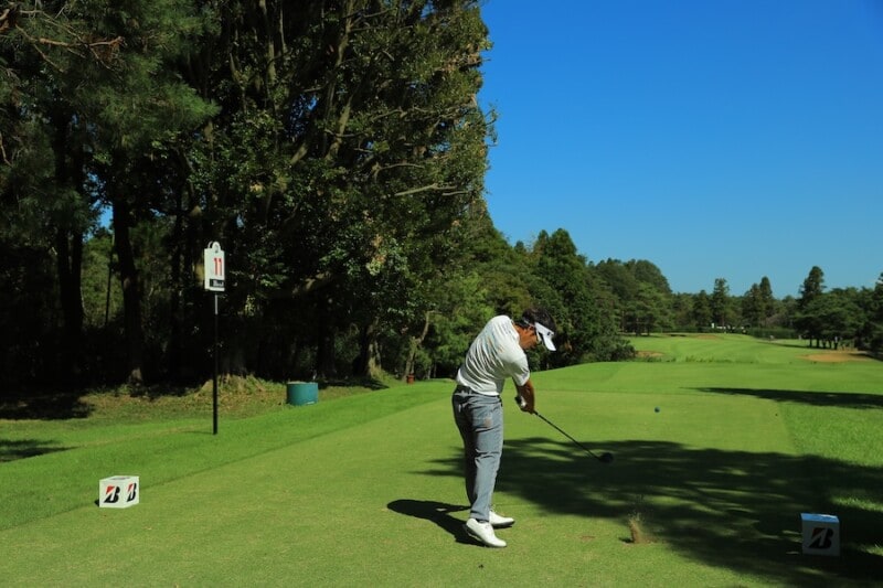 男子プロが”ドッグレッグホール”の攻略法を解説!「よく見てほしいのが…」