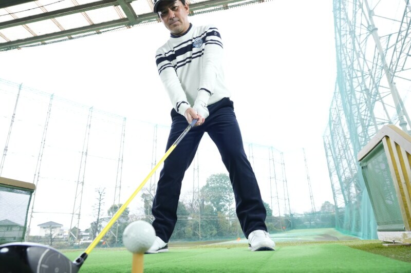 「ドライバーが苦手な人」は“右足体重”で解決!人気コーチが詳しくレッスン