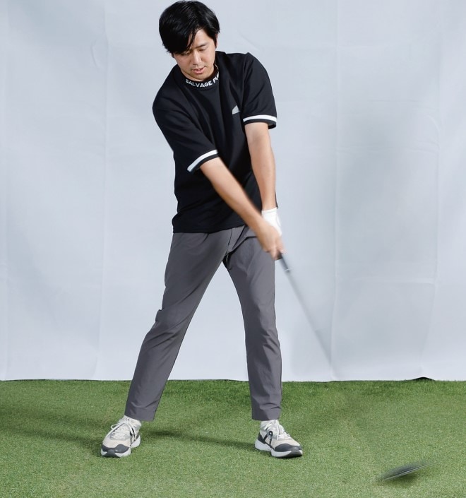 「ドライバーが苦手な人」は“右足体重”で解決!人気コーチが詳しくレッスン