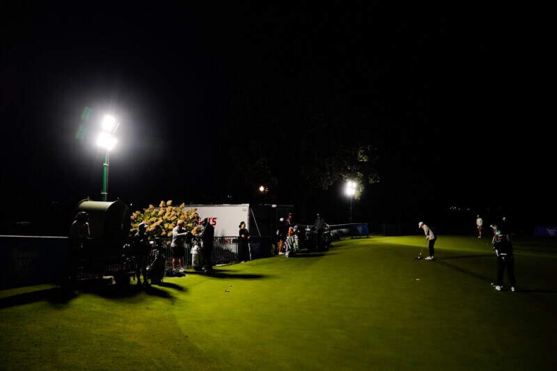 なぜ?女子プロが真っ暗闇の中でプレー!米ツアーの意外な洗礼