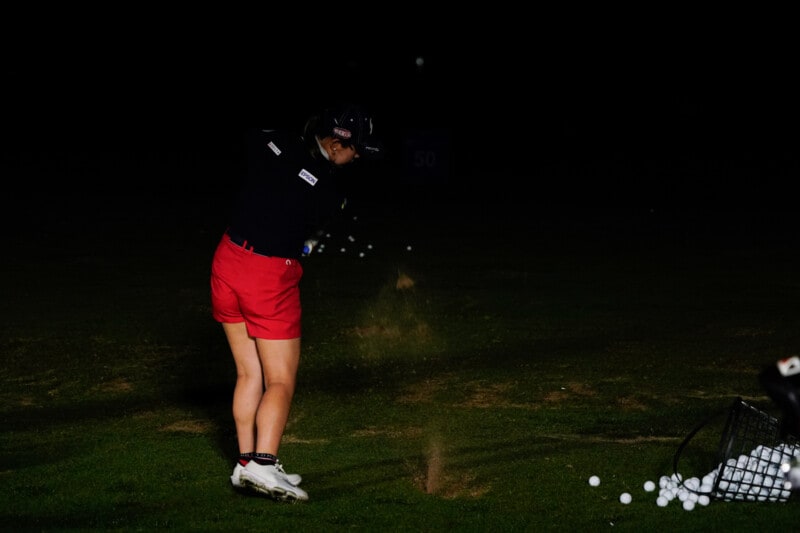 なぜ?女子プロが真っ暗闇の中でプレー!米ツアーの意外な洗礼