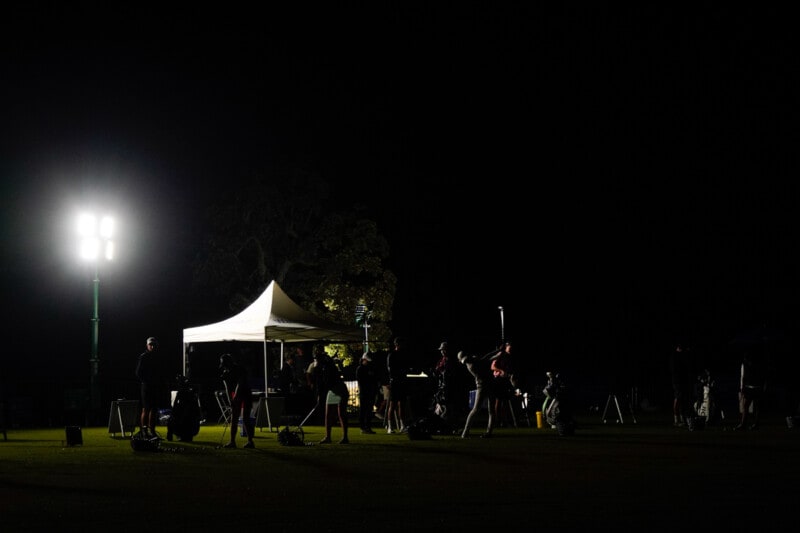 なぜ?女子プロが真っ暗闇の中でプレー!米ツアーの意外な洗礼