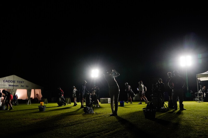 なぜ?女子プロが真っ暗闇の中でプレー!米ツアーの意外な洗礼