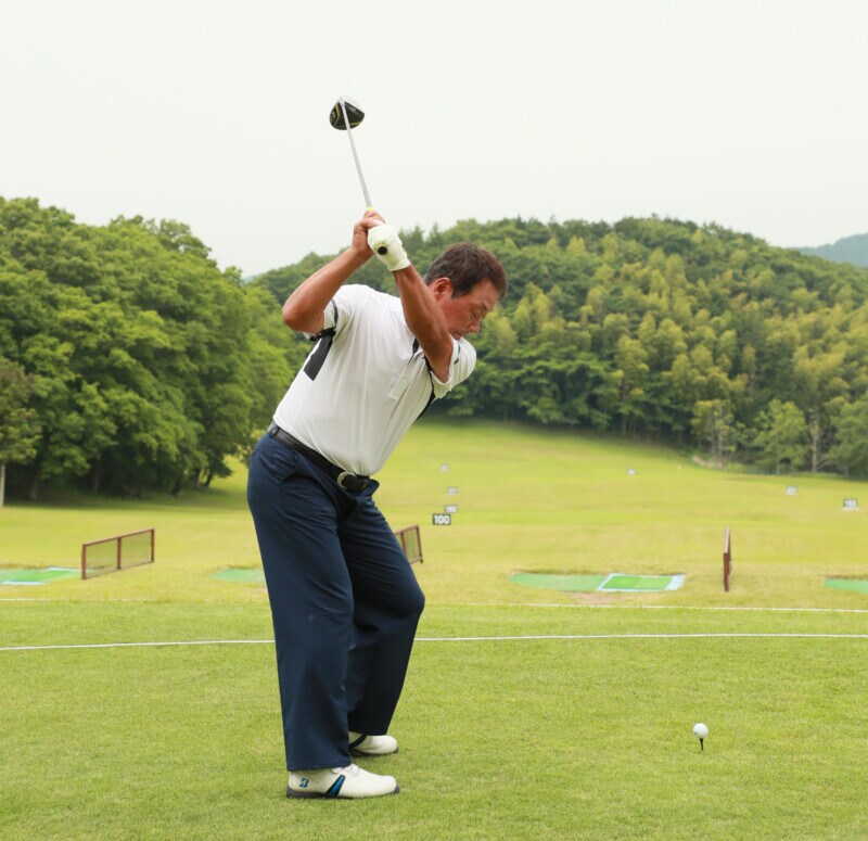 歳をとっても深い捻転で飛ばすコツ!シニアプロが解説