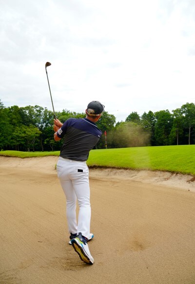 ピンから“遠いバンカー”からどう打つ？30ヤード離れた距離は「フェースを開いて…」