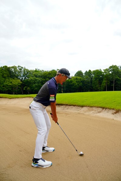 ピンから“遠いバンカー”からどう打つ？30ヤード離れた距離は「フェースを開いて…」