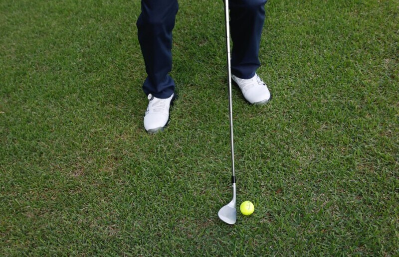 左足上がりから上手く寄せるコツとは?男子プロが解説