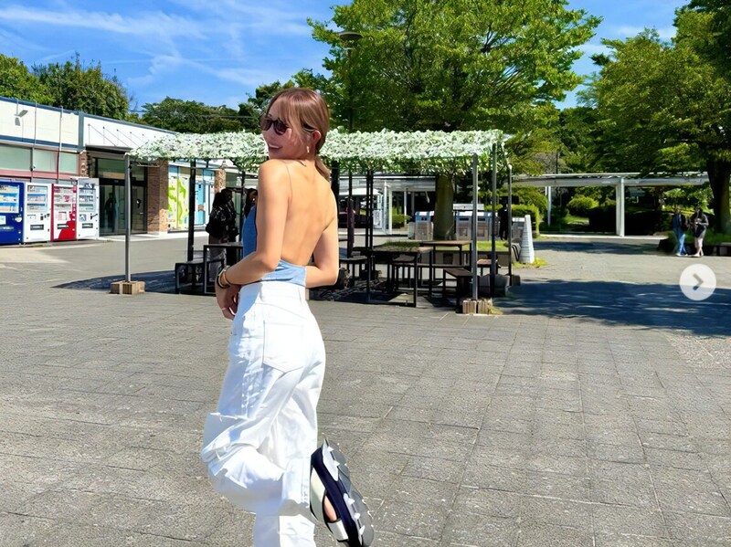 金田久美子、背中が開いた“ノースリーブ姿”を披露!ファンからコメント殺到