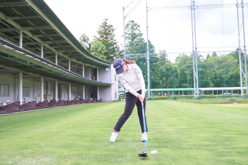 清本美波が教える飛距離アップのテク!体をタテに動かして地面反力で飛ばす