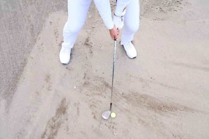 女子プロが教えるバンカー脱出法!構え方とグリップが重要