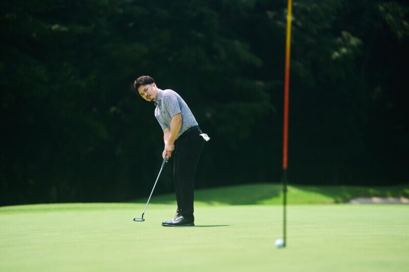 ラインがズレて見えるのは目線のせい！自分の構えに合わせてボールを傾けよう