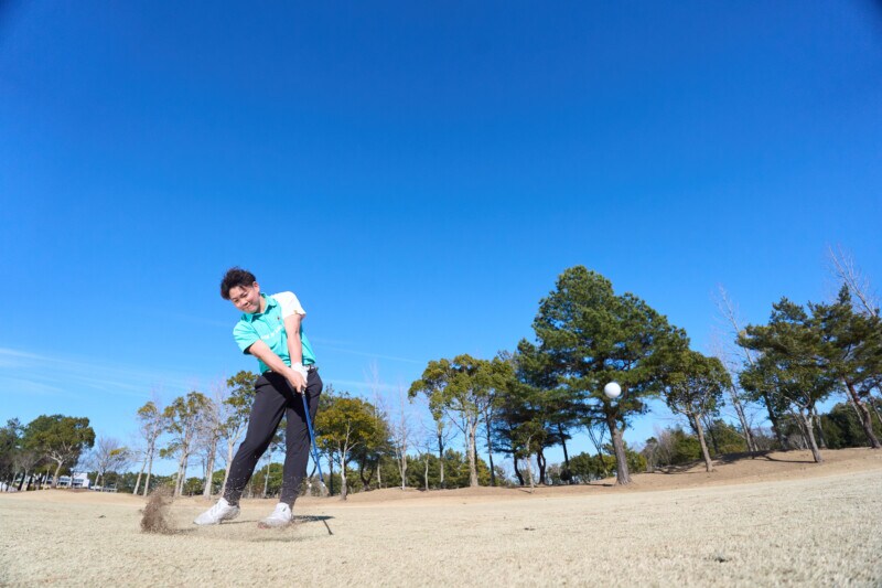 アイアンショットで飛距離が出ない人は要注意！ミスの原因と解消法をレッスン