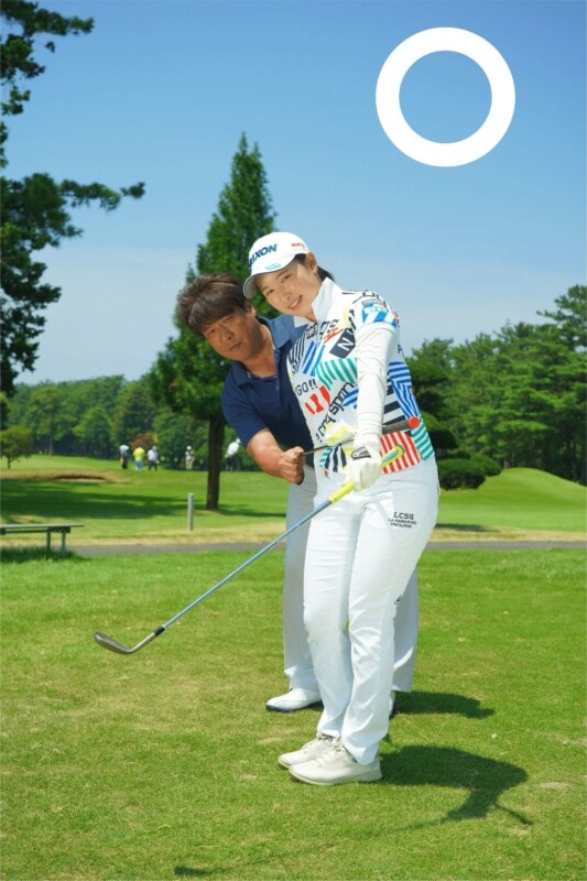 アプローチは左手首の角度が超重要！女子プロが実践するミスが出ない打ち方は…
