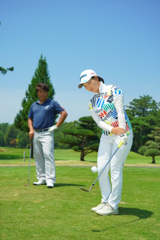 アプローチは左手首の角度が超重要！女子プロが実践するミスが出ない打ち方は…