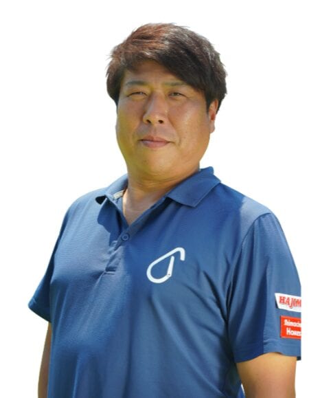 両足の幅で小さく体重移動すると手打ちにならない！アプローチのコツをレッスン