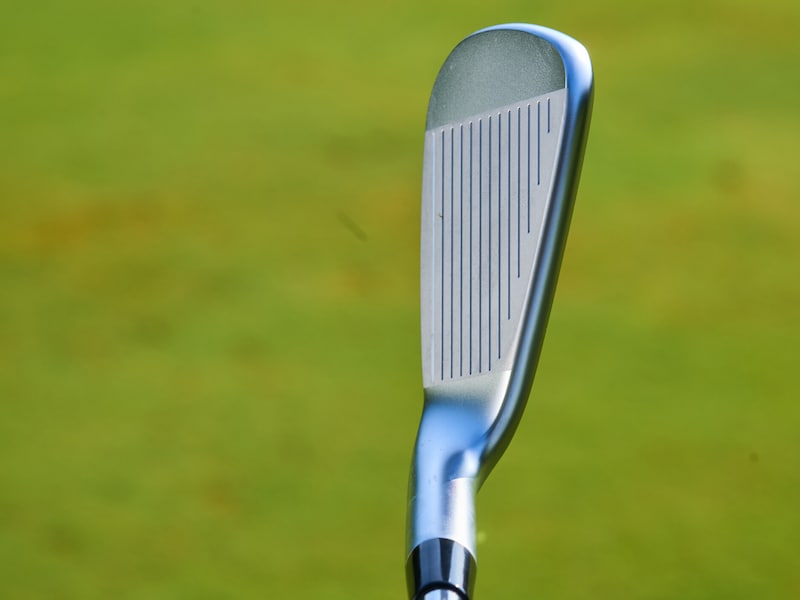 ツアープロが愛用する“話題のアイアン”をアマ２名が試打！美キャビティでミスに強い
