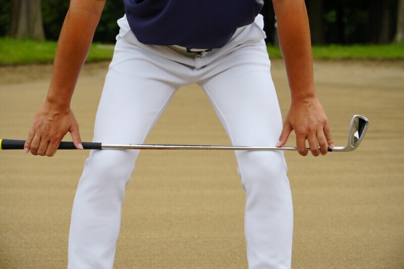 バンカーで大振りはNG！苦手なショットを克服するコツを状況別で解説