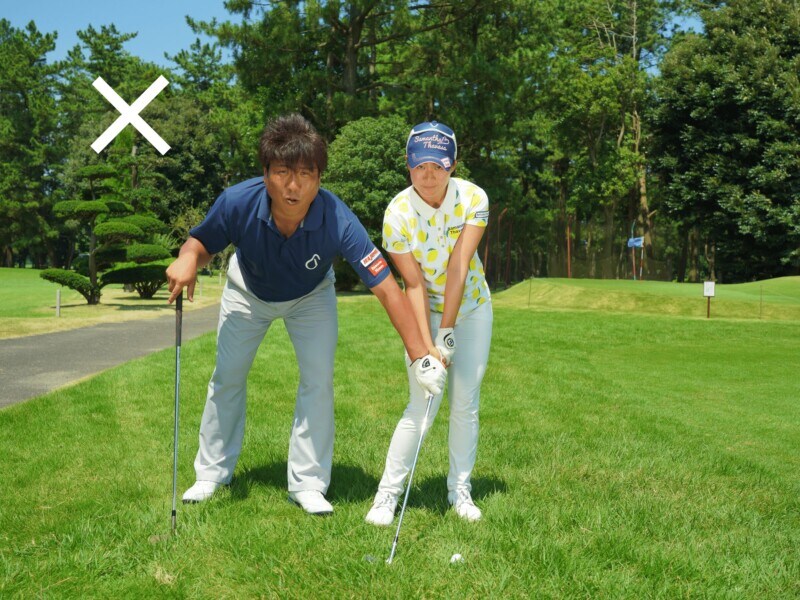 深い芝からのアプローチのコツは?「ヘッドをトゥ側から…」人気コーチが解説