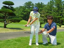 深い芝からのアプローチのコツは？「ヘッドをトゥ側から…」人気コーチが解説