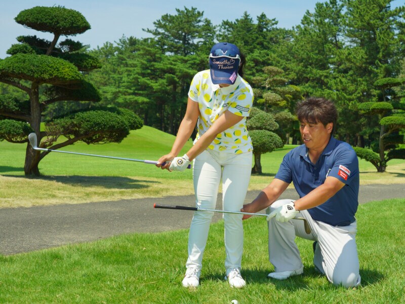 深い芝からのアプローチのコツは?「ヘッドをトゥ側から…」人気コーチが解説