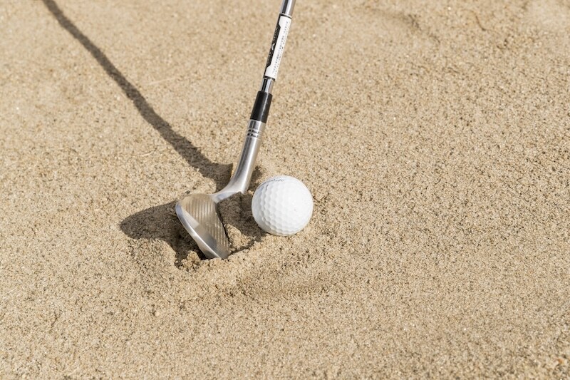 バンカーは“ダフれるアドレス”を作るのが大事!人気コーチが解説