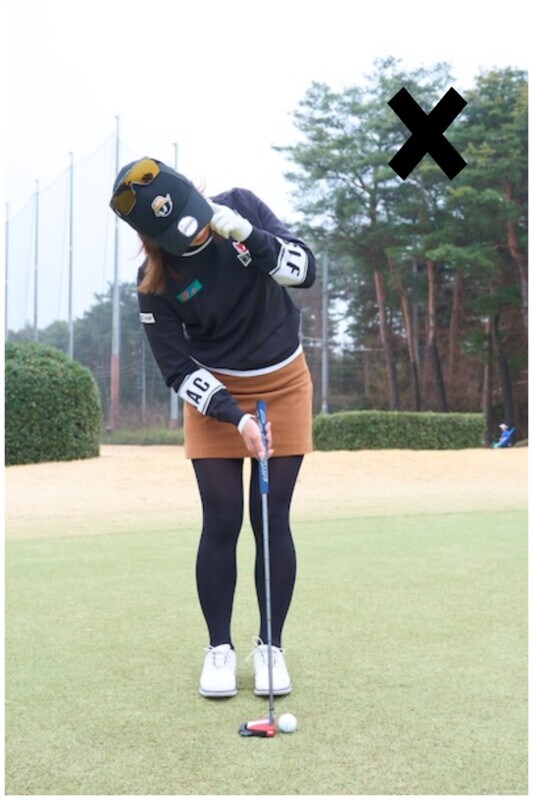 どっちが正しいパターの構え方?女子プロがミスの改善方法を解説