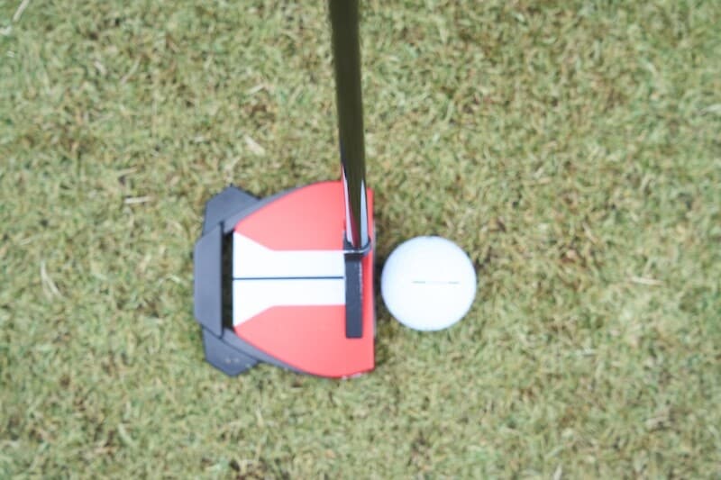 どっちが正しいパターの構え方?女子プロがミスの改善方法を解説