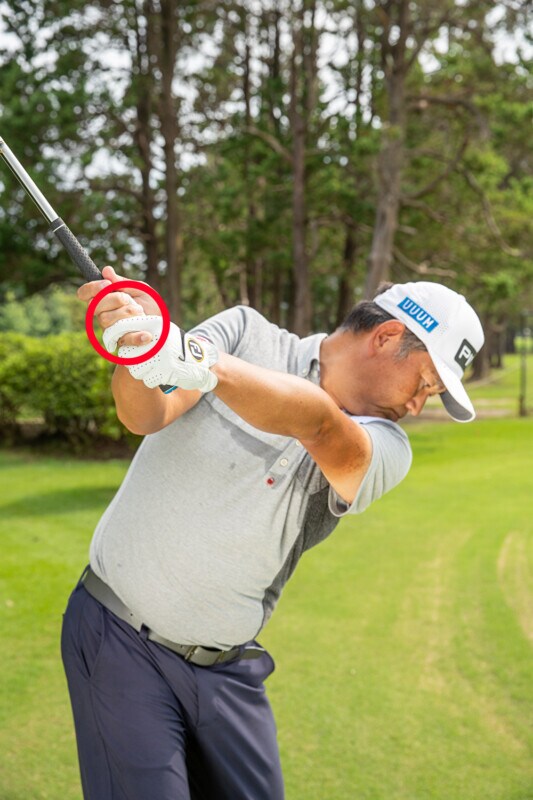 絶対にやるべき“正しい素振り”はどっち？確実にナイスショットへ導こう