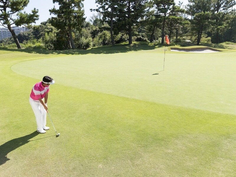 チップインを決めるコツ3選!プロが教える「ラインを出す」感覚とは?