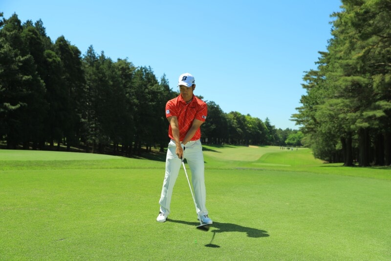 クラブの芯をとらえて真っすぐ飛ばす方法！プロ4人が気をつけていることとは？