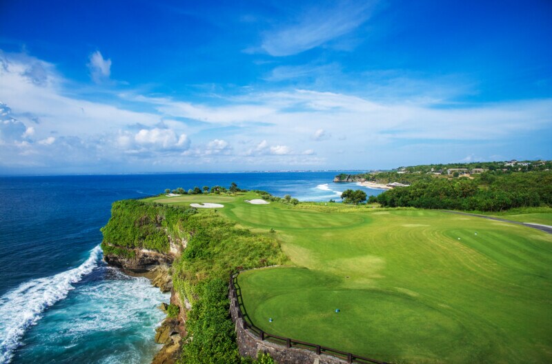 崖から吹き上がる風に注意！美しい景観のコースでラウンドを楽しんで