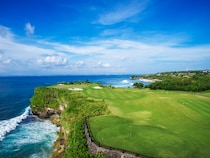 崖から吹き上がる風に注意！美しい景観のコースでラウンドを楽しんで