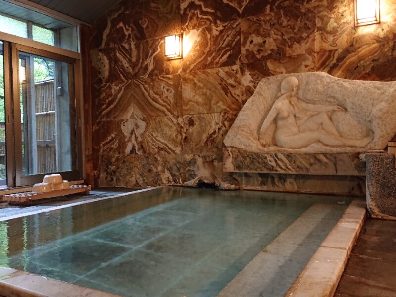 美しい中庭でゆっくり休める温泉宿はいかが？ゴルフ旅の疲れを癒そう