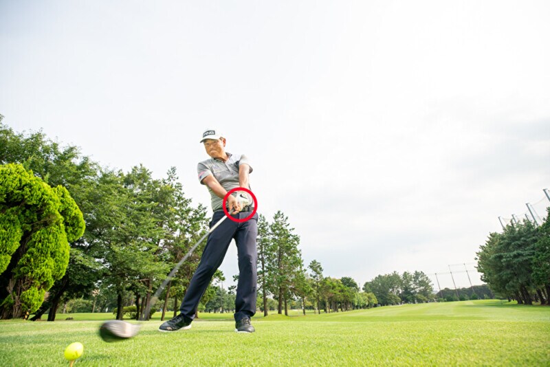 ミスショットを防ぐ素振りはどっち？本番と同じスピードや力感で振る