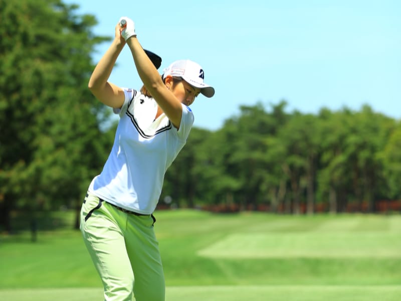 女子プロが過去のスイングを分析!どこを修正した?