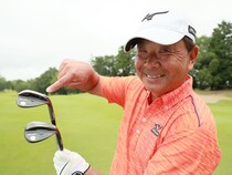 シニアプロの確実に寄せる方法！ヒジをゆるめて関節の硬さをカバー