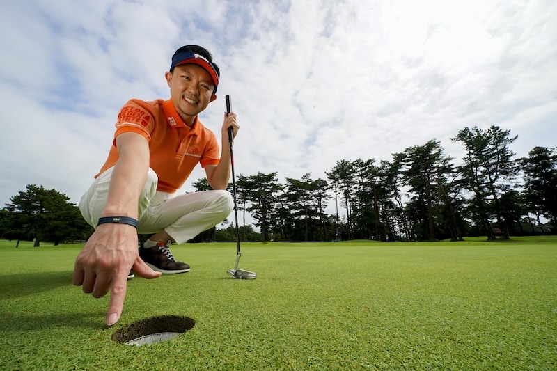 真っすぐ狙うと入らない！パッティングは「斜めに狙う」が正解