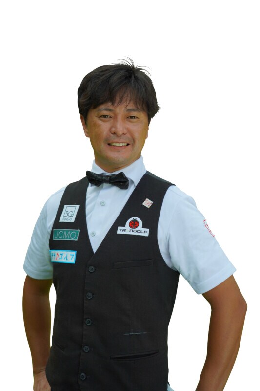 アプローチで上手く転がすコツは？「右ヒザを左ヒザに寄せると…」プロが解説