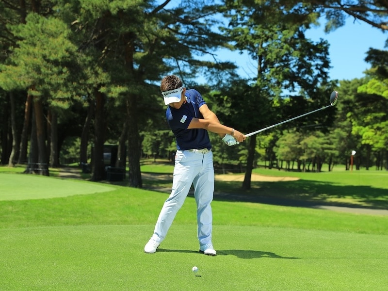風向きで打ち分けて飛距離アップ！ドライバー上達のコツを男子プロが伝授