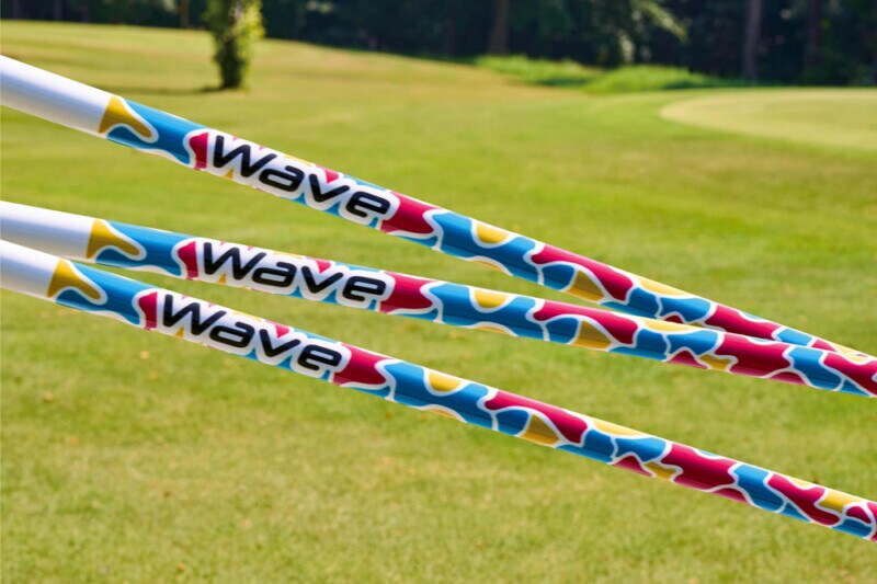 なぜ“軽く振るだけ”で飛ぶの!?　しなり戻りが初速を変える軽量シャフト