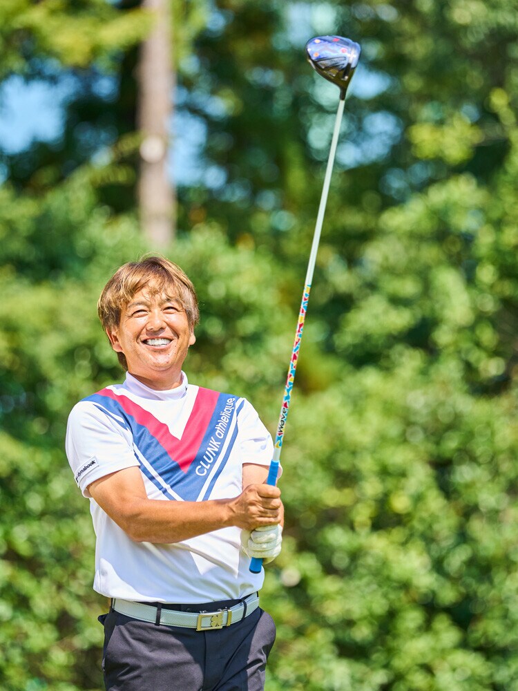 なぜ“軽く振るだけ”で飛ぶの!?　しなり戻りが初速を変える軽量シャフト