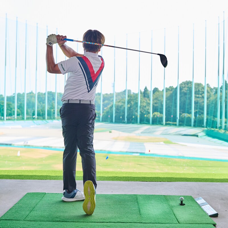 なぜ“軽く振るだけ”で飛ぶの!?　しなり戻りが初速を変える軽量シャフト