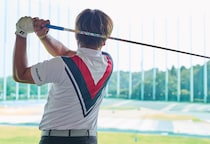 なぜ“軽く振るだけ”で飛ぶの!?　しなり戻りが初速を変える軽量シャフト