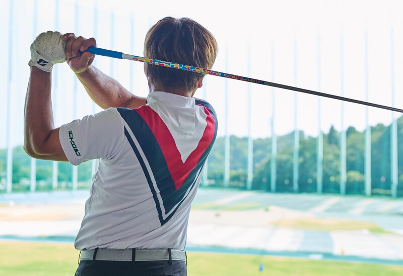 なぜ“軽く振るだけ”で飛ぶの!?　しなり戻りが初速を変える軽量シャフト