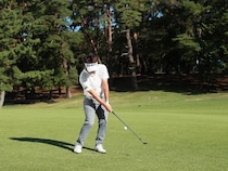 ボールから離れて立つと高く上がる！アプローチのコツを男子プロが解説