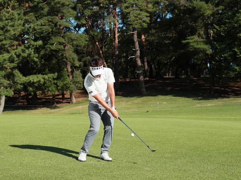 ボールから離れて立つと高く上がる！アプローチのコツを男子プロが解説