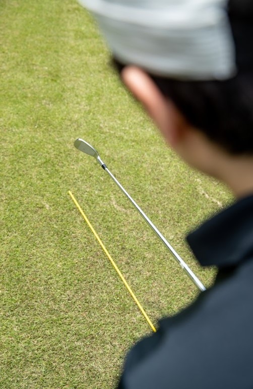 アイアンで真っすぐ打つのは間違い!? 　その理由と正しい打ち方を人気コーチが解説