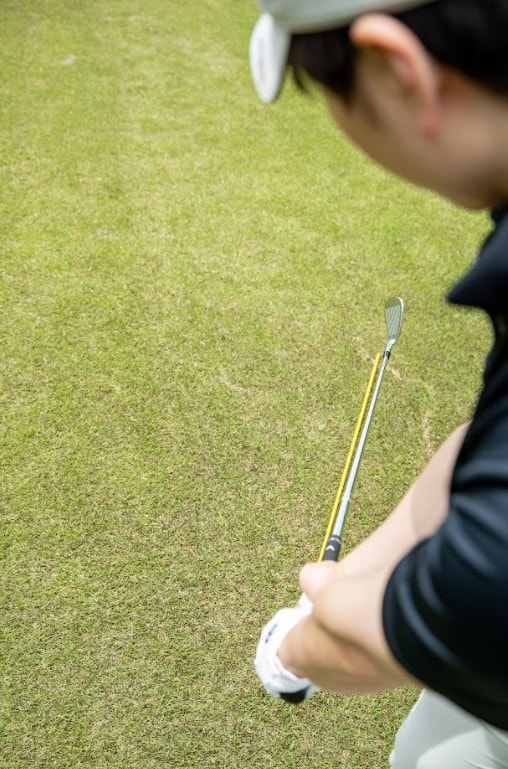 アイアンで真っすぐ打つのは間違い!? 　その理由と正しい打ち方を人気コーチが解説